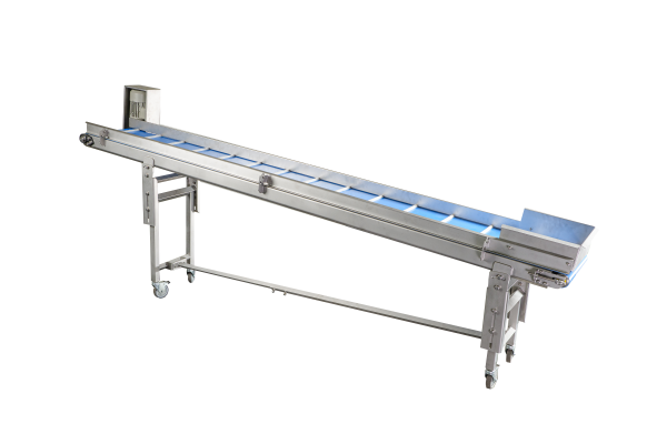 Sorting conveyor for fruits and vegetables