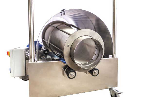 Rotational juice filter for separating excess pulp and sediments in juice